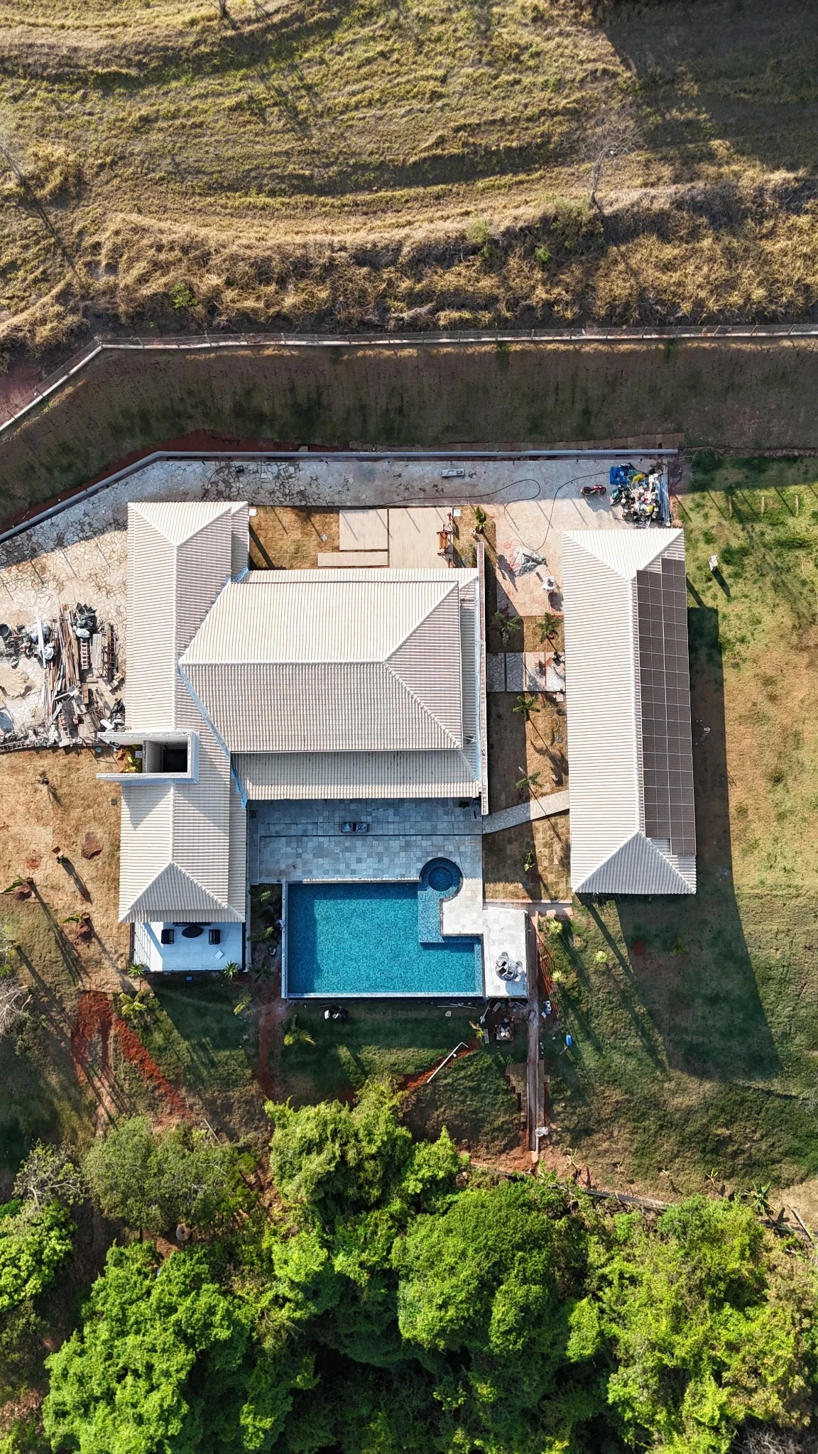 Vista aérea de residência com piscina em projeto residencial em Goiânia